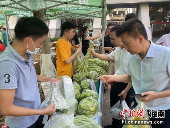 消費助農(nóng)大集市活動現(xiàn)場，泡椒很快銷售一空。符宇群攝